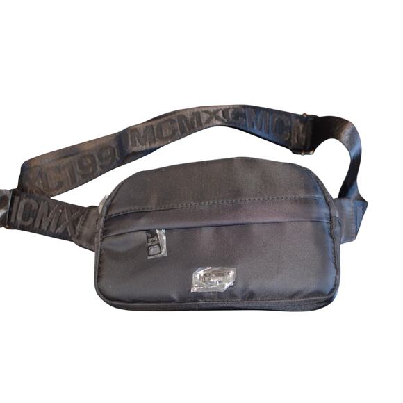 Steve Madden Women's Convertible Zip Belt Bag in Black - Picture 2 of 6